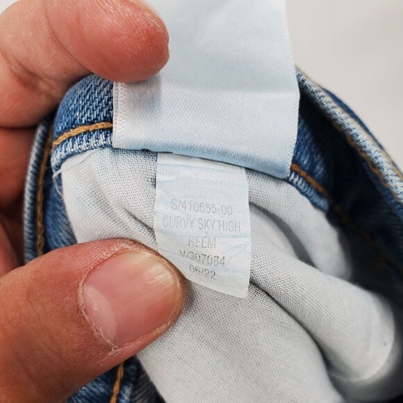 Old Navy Curvy Extra Hi Rise Sky-Hi Straight Button-Fly Jeans Womens Size 16 NWT - Picture 15 of 16